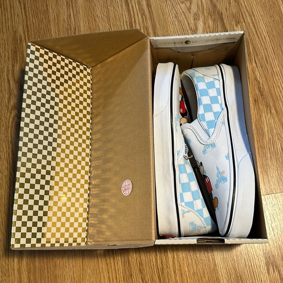 Vans x Disney Vans for World 50th anniversary - Picture 1 of 3